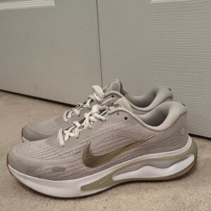 Nike Journey Run 'Phantom Gold Gum' Size 7